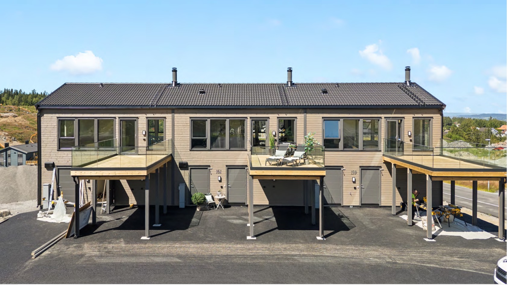 Fasade front. Parkeringsplass medfølger.